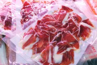 Jamón serrano en lonchas envasado al vacío.(250g)
